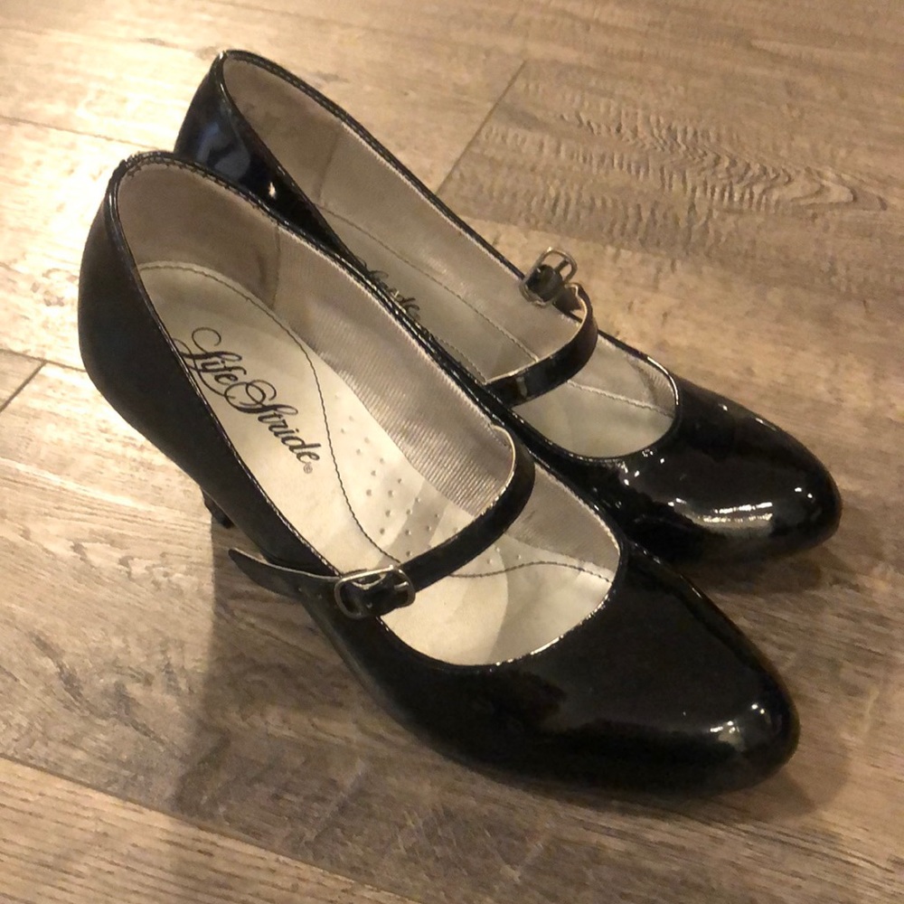 Women’s size 7 black life stride heels